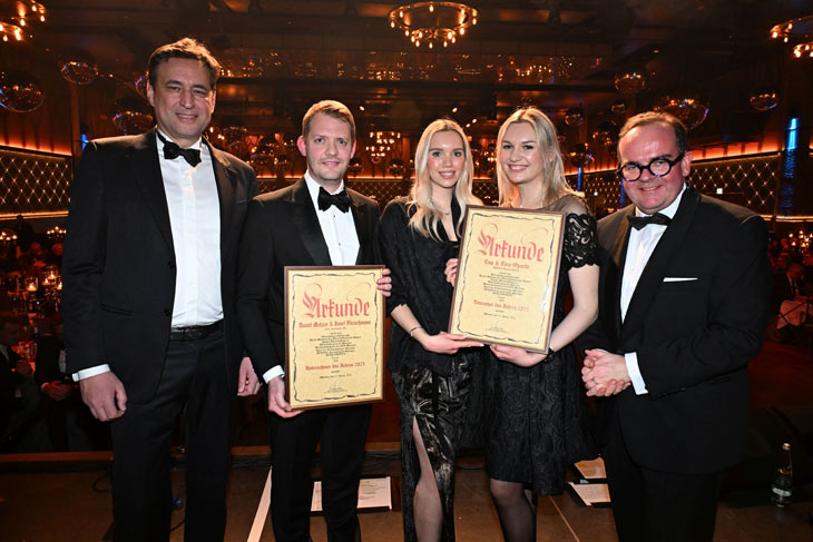 Justizminister Georg Eisenreich mit dem &bdquo;Unternehmer des Jahres&ldquo; Daniel Metzler von Isar Aerospace, die &bdquo;Newcomer des Jahres&ldquo; Ena Operta und Nira Operta von "Byena Beauty GmbH" und deren Pr&auml;sentator Clemens Baumgaertner (&copy;Foto: Petra Sch&ouml;nberger) 